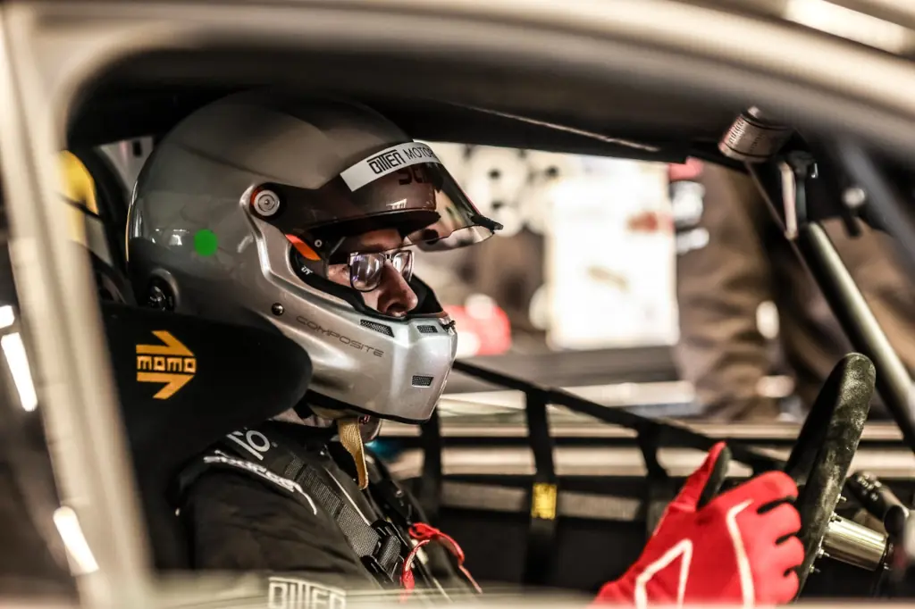 Bitter Motorsport Fahrer im Cockpit des BITTER Corsa bei der NLS Rennsaison 2026 am Nürburgring.