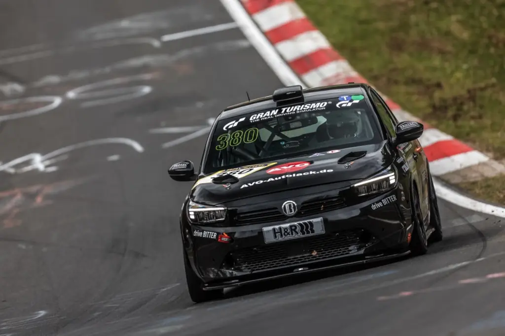 BITTER Corsa Startnummer 380 auf der Nürburgring Nordschleife in der NLS Rennsaison 2026.