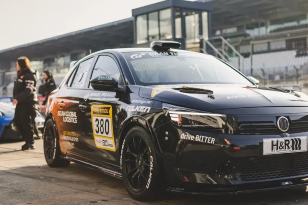 BITTER Corsa von Bitter Motorsport im Fahrerlager der NLS 2026 mit Protec Bau & Management Sponsoring.