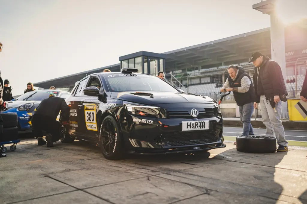 BITTER Corsa Startnummer 380 von Bitter Motorsport in der Boxengasse am Nürburgring vor dem NLS Rennen 2026.
