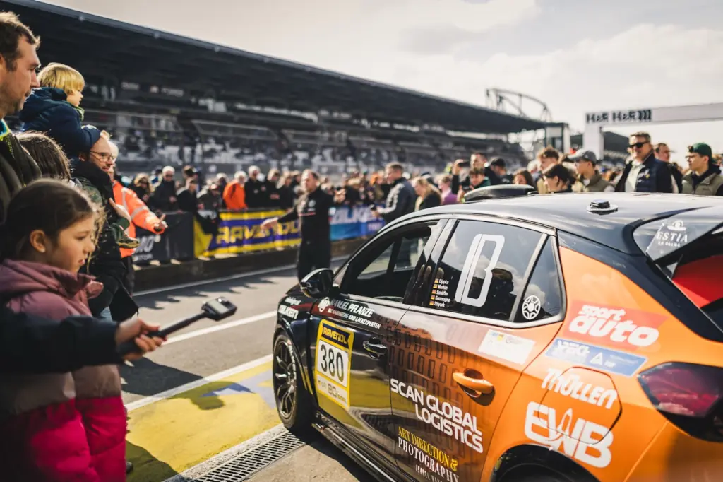 Bitter Motorsport BITTER Corsa Startnummer 380 vor Fans in der Startaufstellung der NLS Rennsaison 2026.