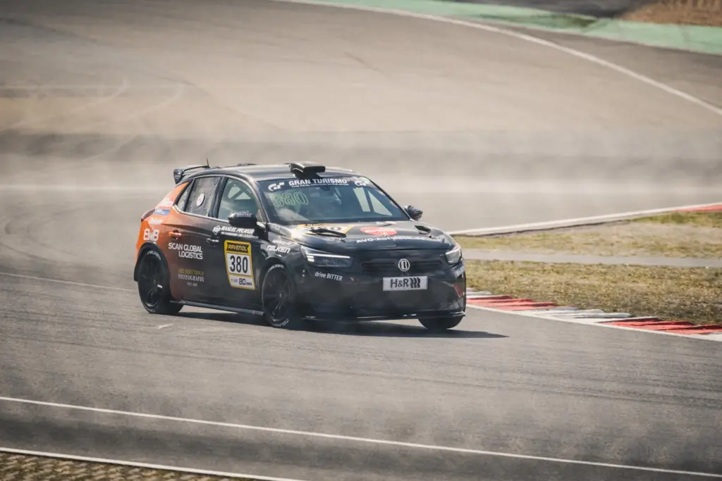 BITTER Corsa Startnummer 380 in schneller Kurvenfahrt während der NLS Rennsaison 2026 am Nürburgring.
