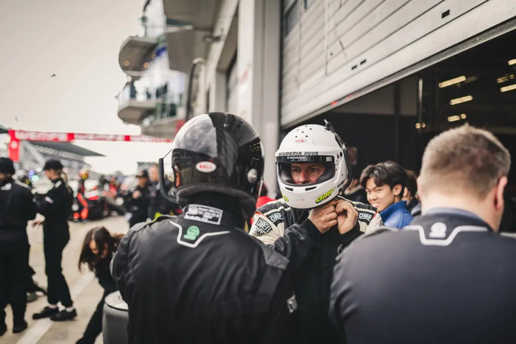 Bitter Motorsport Fahrer und Team in der Boxengasse bei der Vorbereitung auf den NLS Einsatz 2026.