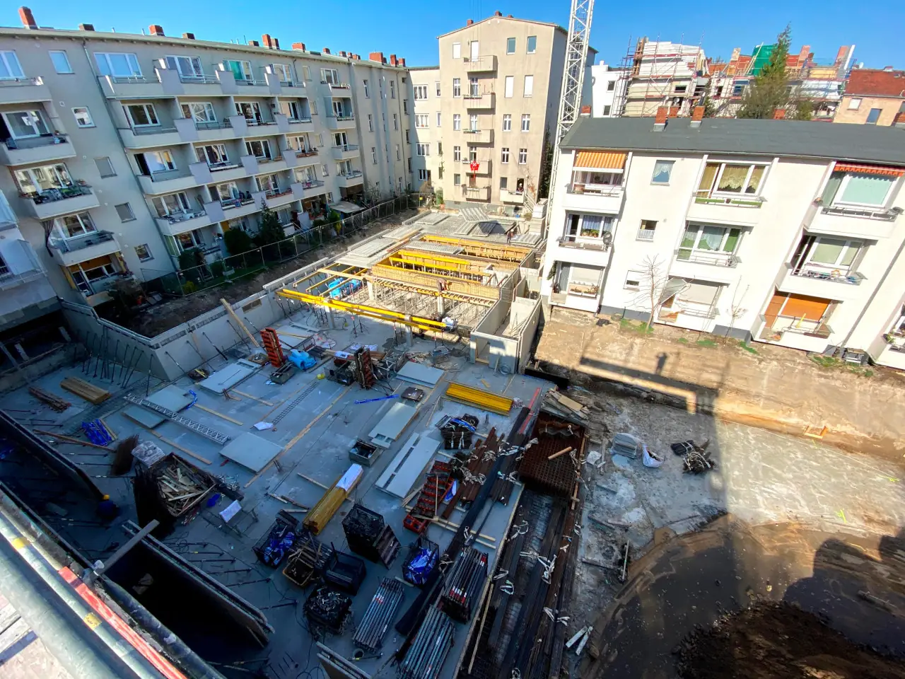Professionelle Fundament-Bewehrung sichert bei diesem Großprojekt eine stabile Basis, auf der alle weiteren Bauphasen zuverlässig aufbauen.
