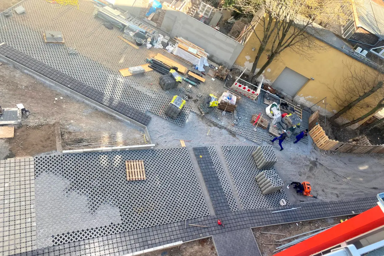 Die Gestaltung der Stellflächen in Reinickendorf kombiniert pragmatische Planung mit ansprechendem Design für maximale Nutzungsflexibilität.