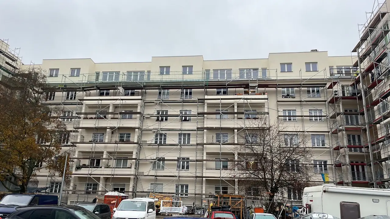 Die Fassadenrüstungsplanung an der Pallisadenstraße gewährleistet sicheren Zugang und präzise Ausführung für diese repräsentative Gebäudefront.