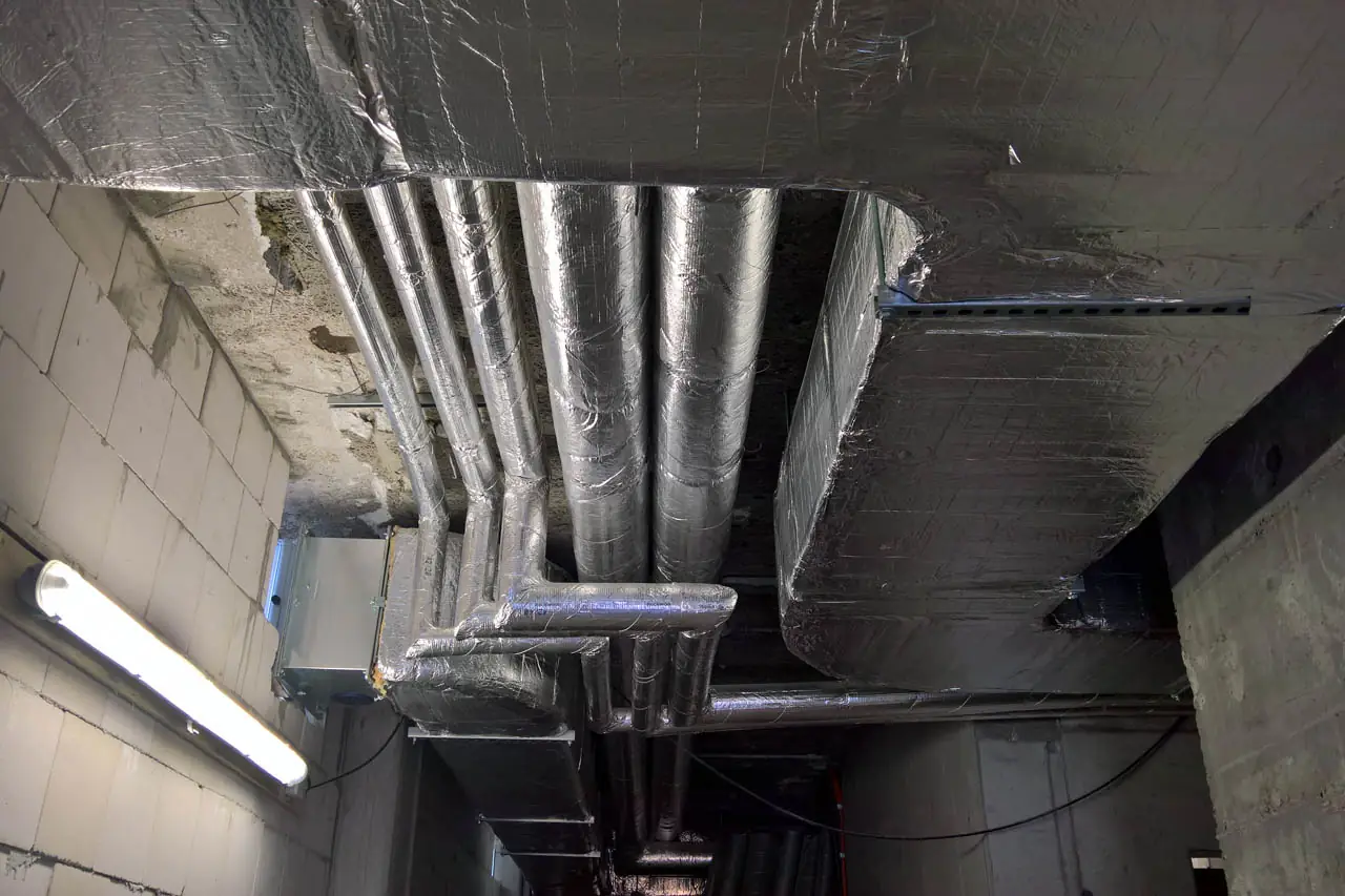 Die präzise Planung der Heizungsleitungen auf der Großbaustelle in Berlin garantiert Energieeffizienz und optimale Systemleistungsfähigkeit.
